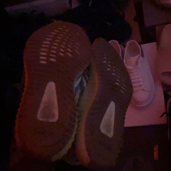 Yeezy 350 - Picture 2 of 4